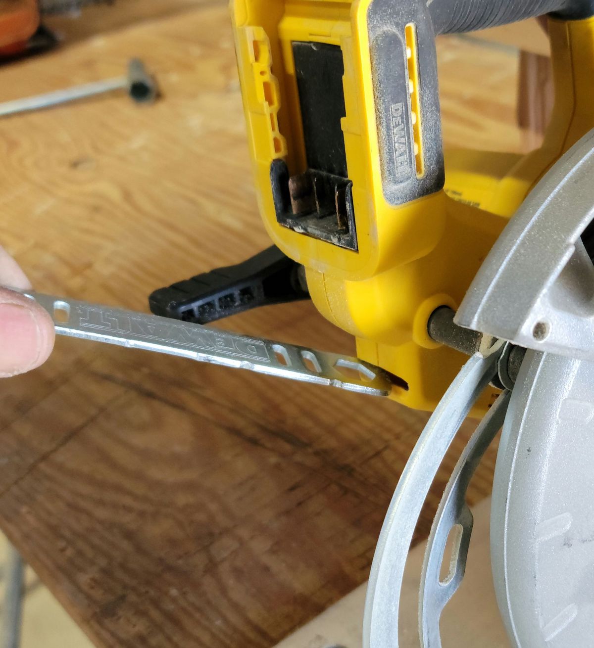 how to change a circular saw blade