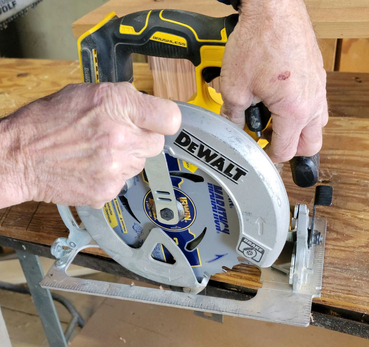 how to change circular saw blade