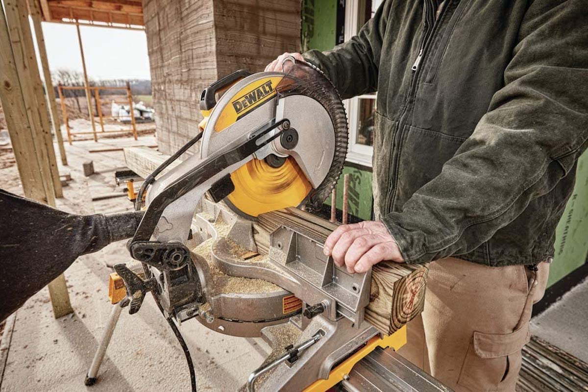 how to use miter saw