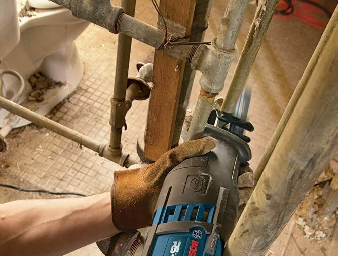 reciprocating saw uses cutting plumbing pipe