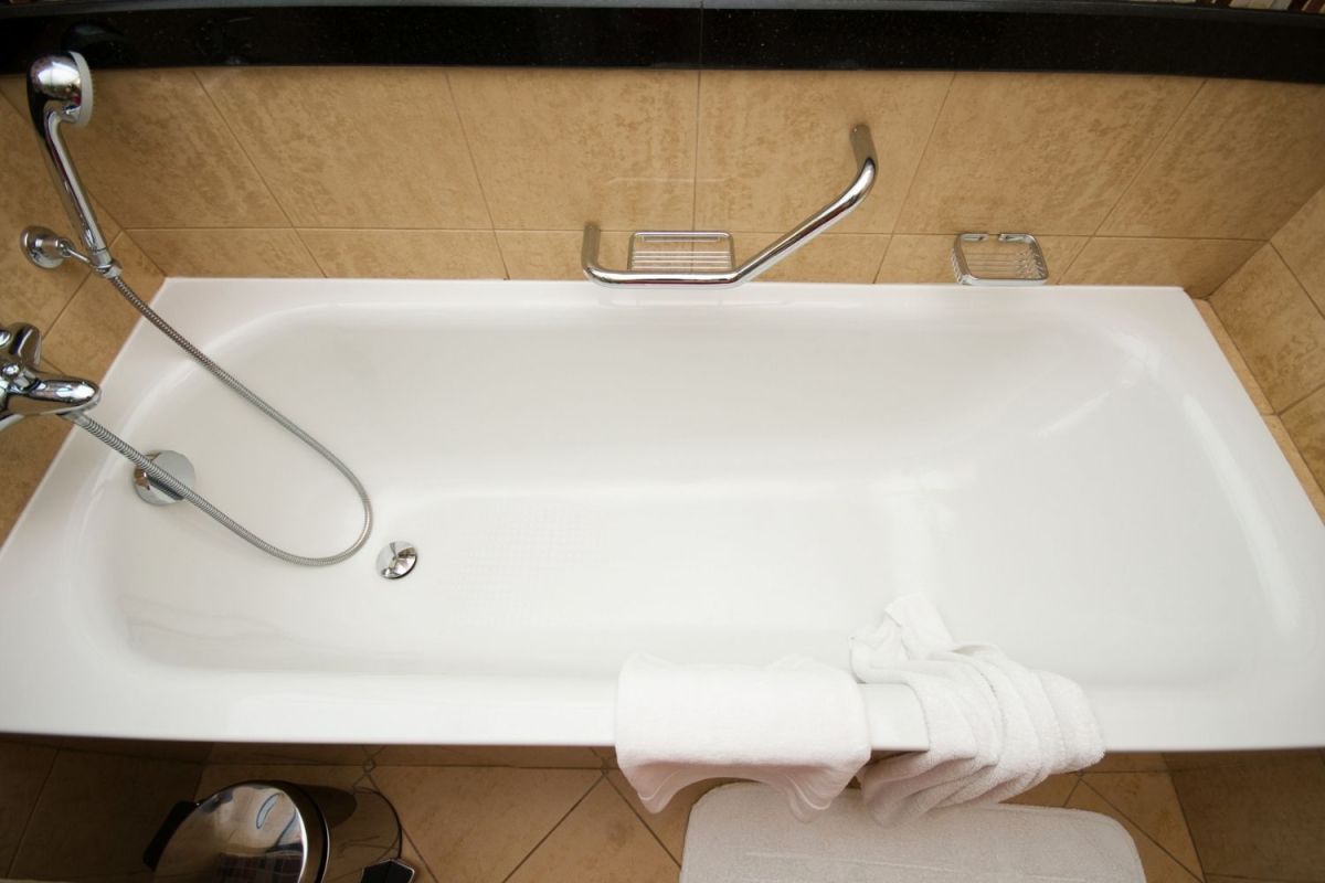 How Much Does Bathtub Refinishing Cost? (2023) Bob Vila