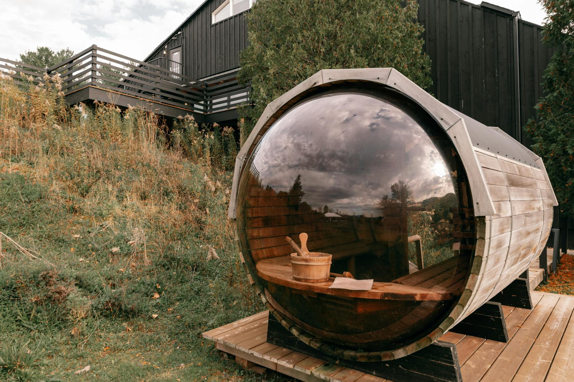 barrel outdooor sauna with glass wall
