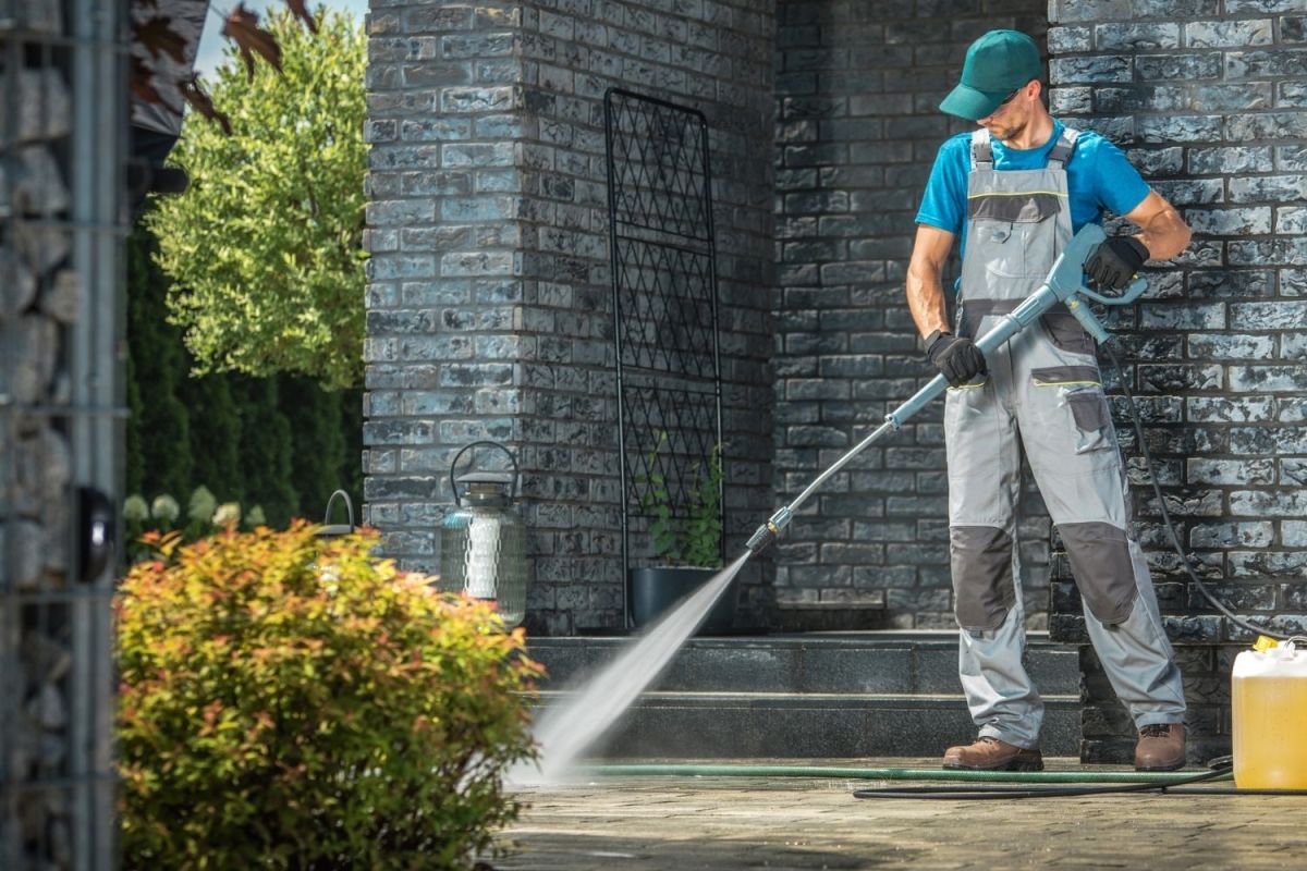 How Much Does It Cost to Pressure Wash a Driveway in 2024?