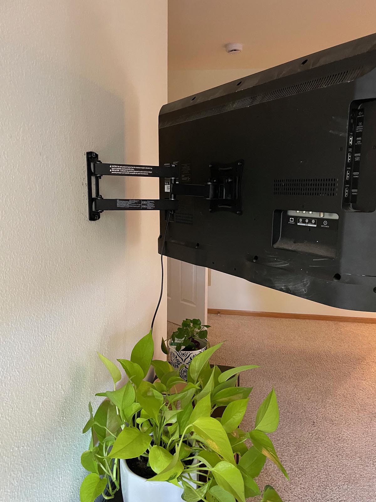 Pipishell Full-Motion TV Wall Mount extended back vertical