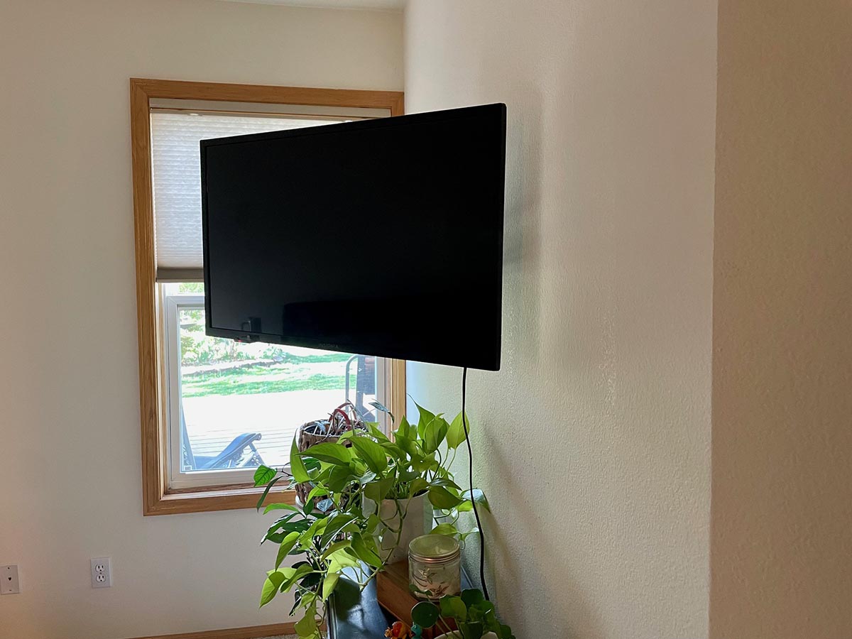 Pipishell Full-Motion TV Wall Mount extended