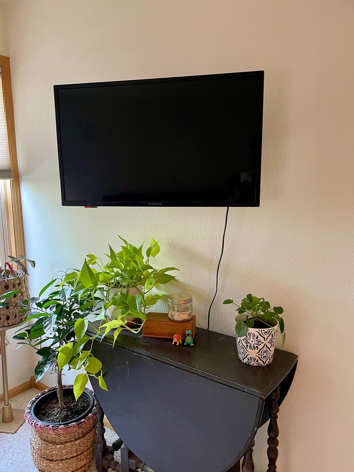 Pipishell Full-Motion TV Wall Mount swiveled