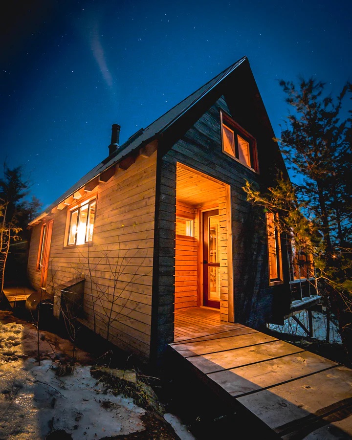 RavenHouse original cabin at night