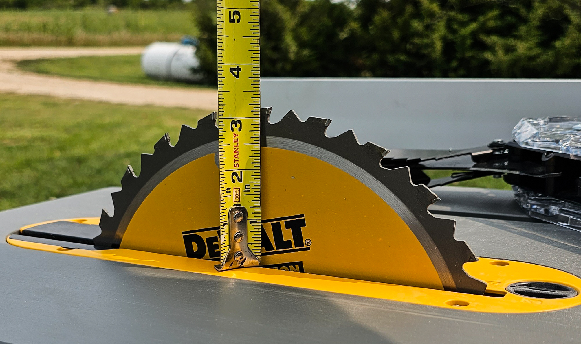 Measuring cutting blade Dewalt 10-inch table saw