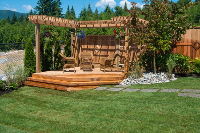 13 Floating Deck Ideas Perfect for Big or Small Backyards