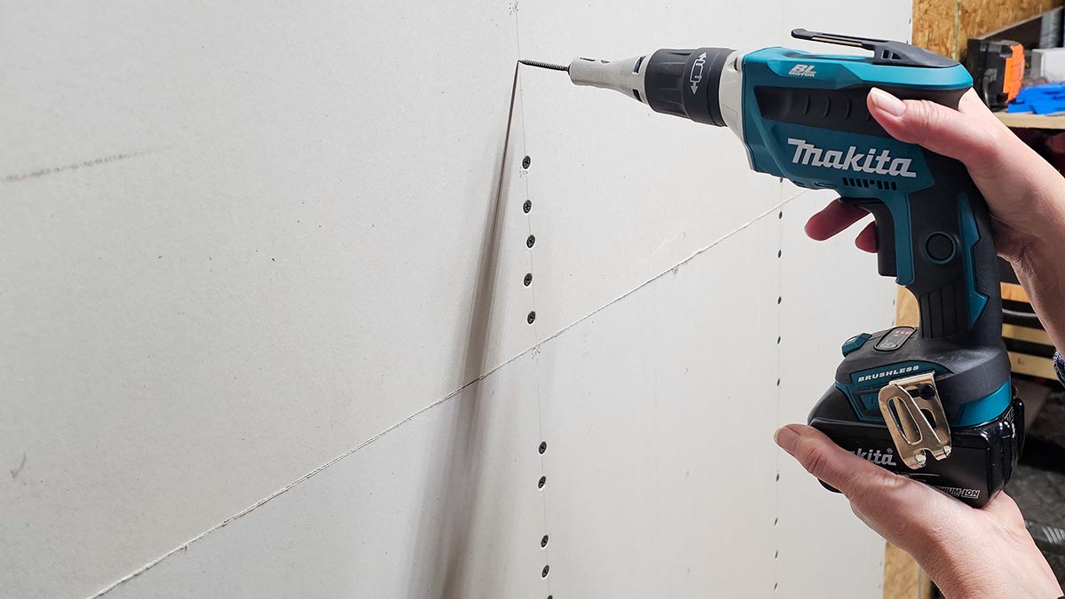 The Best Drywall Screw Gun Makita drywall screwgunin use