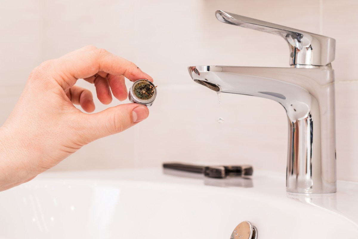 how to clean a faucet aerato