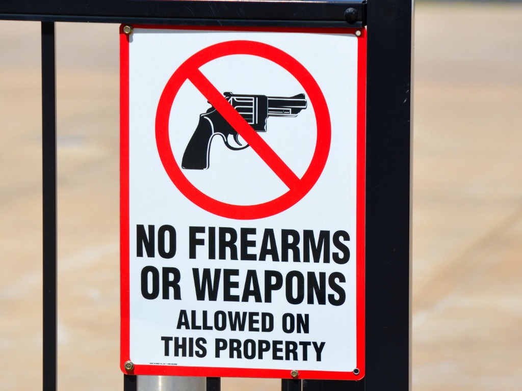 A sign warning against the use of firearms. 