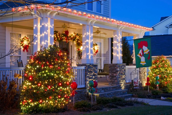 Types of Christmas lights and decorations outside of home