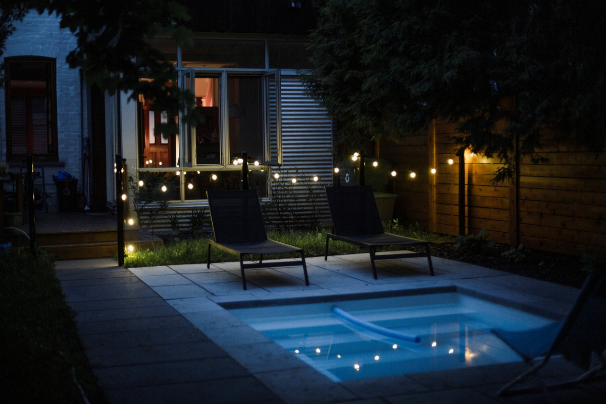 pool lighting ideas - string lights by pool
