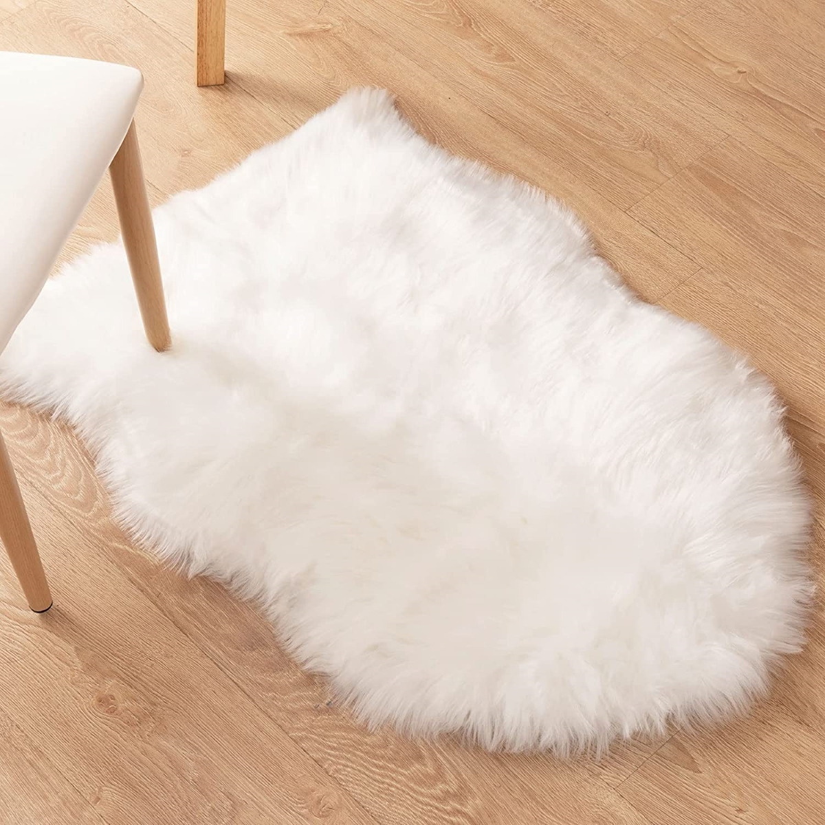 types of rugs - white fluffy rug