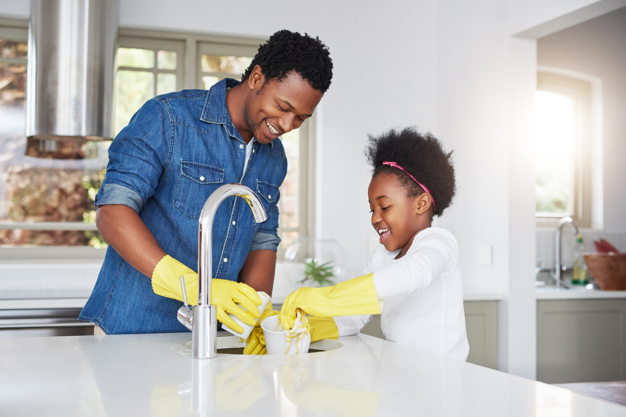 iStock-1078059612 work gloves father and daughter washing dishes