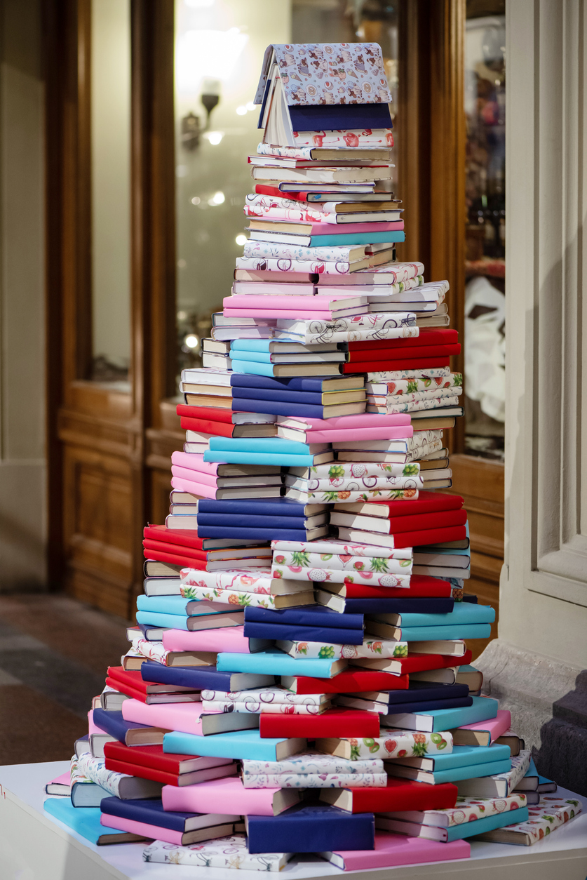 iStock-1283143523 christmas tree alternatives book tree