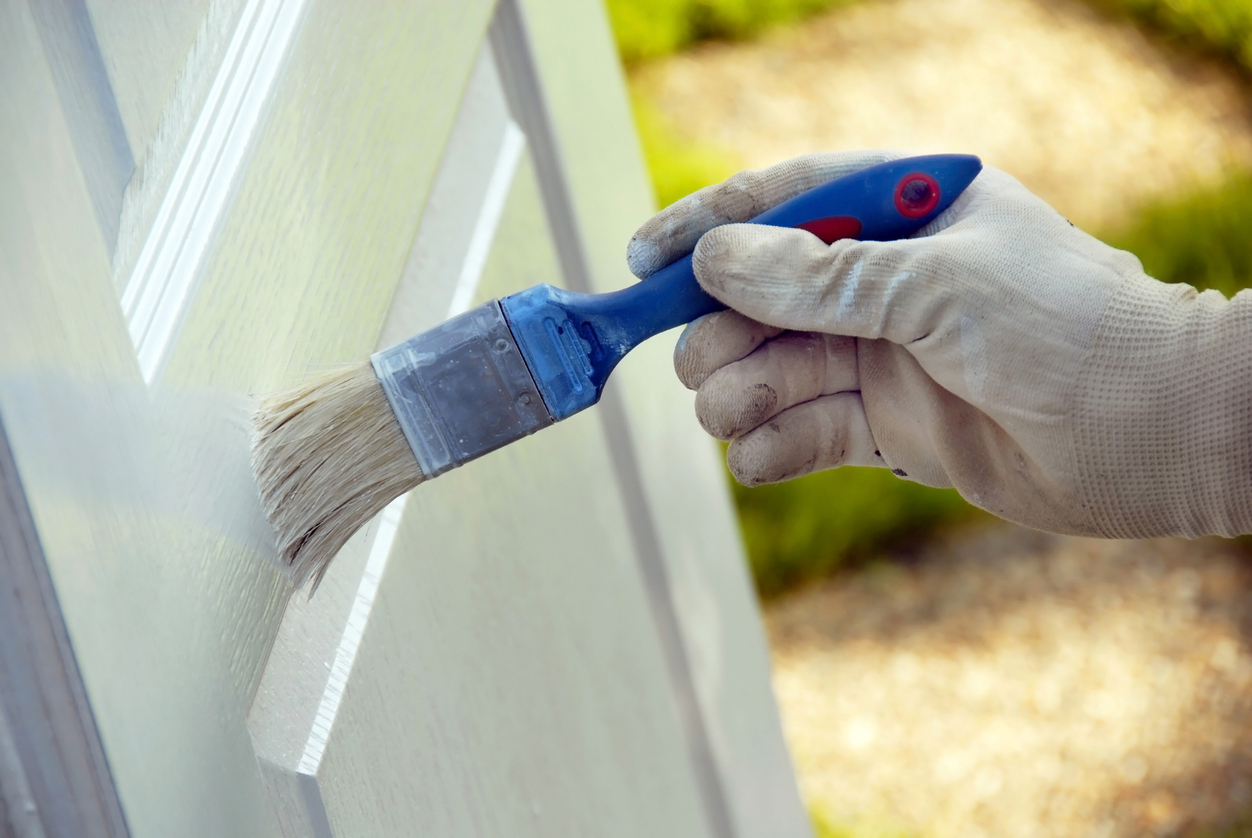 iStock-136281439 work gloves painting door