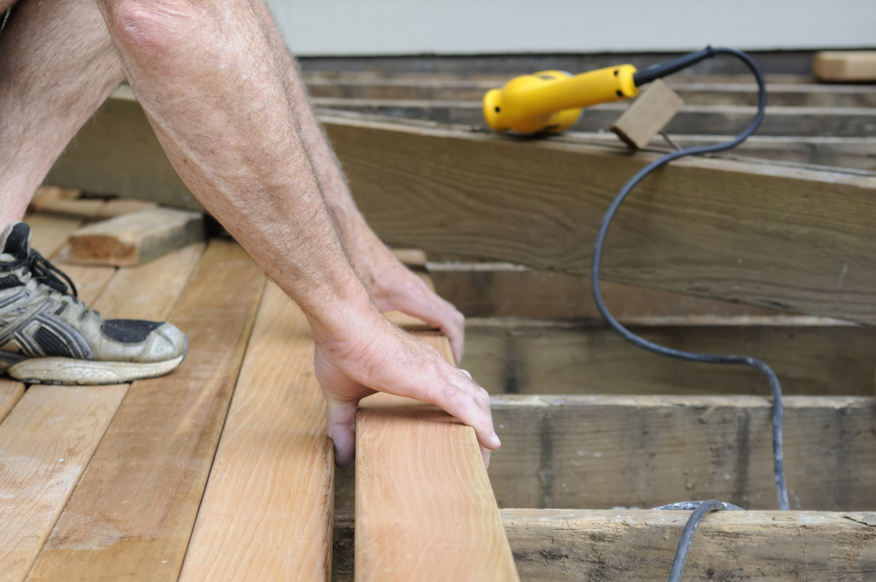 iStock-149013056 wood vs composite deck building a wooden deck