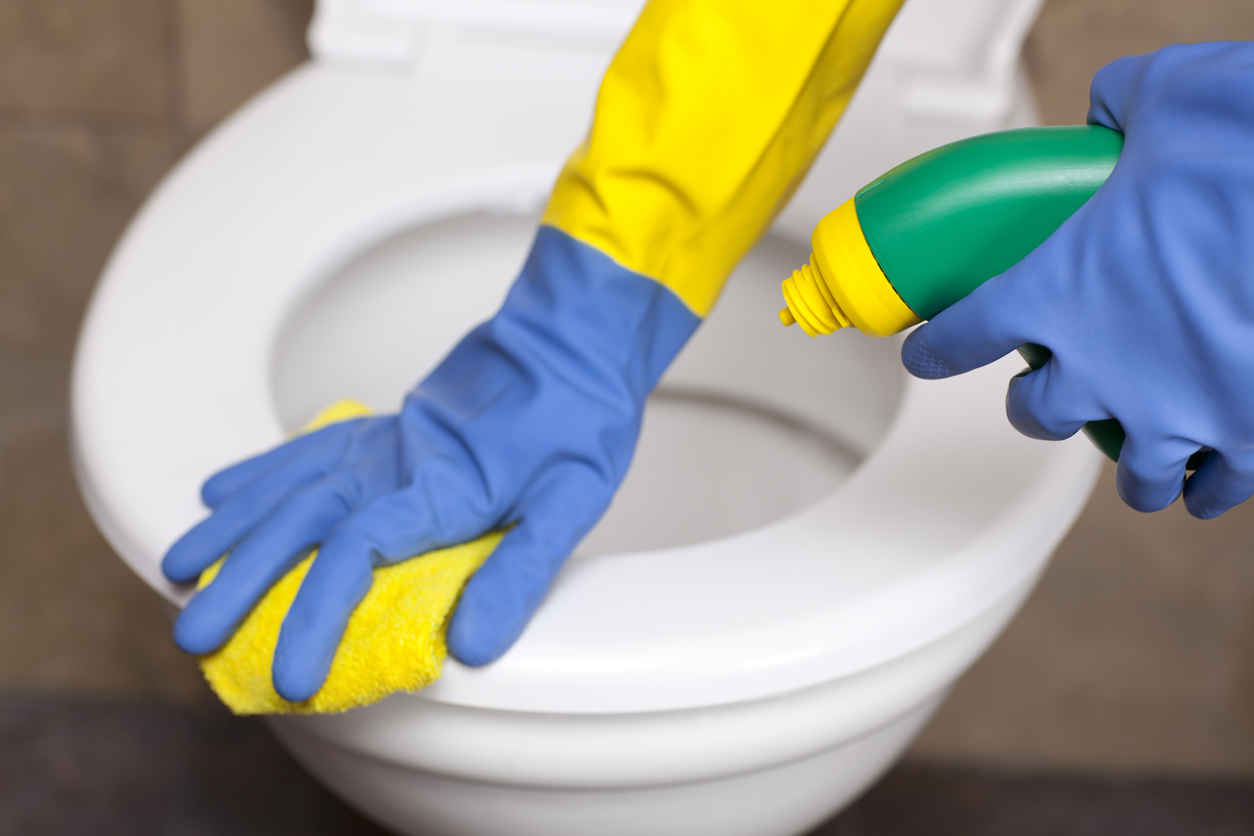 iStock-173233624 work gloves cleaning toilet in gloves