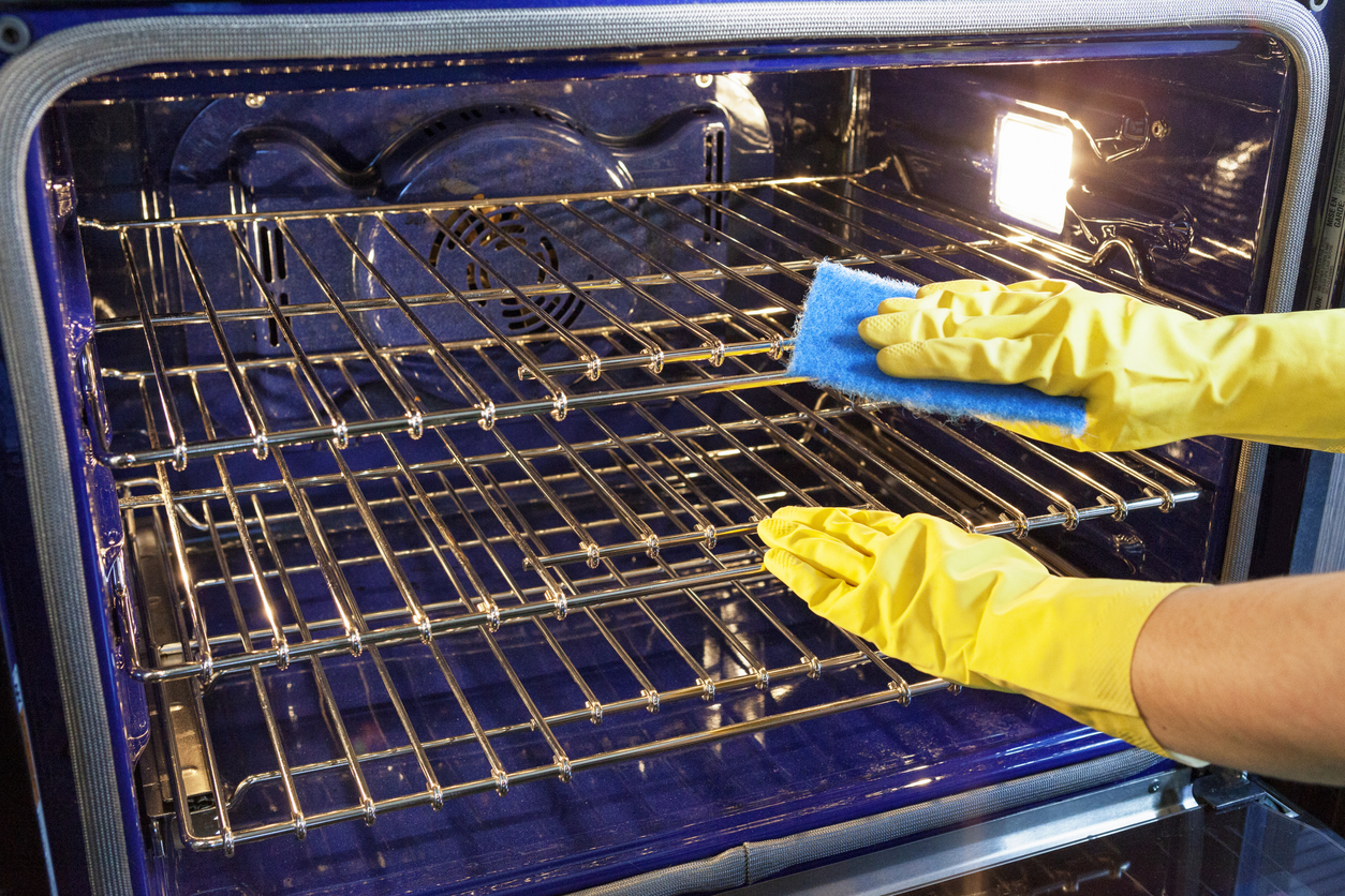 iStock-514176583 work gloves cleaning the oven