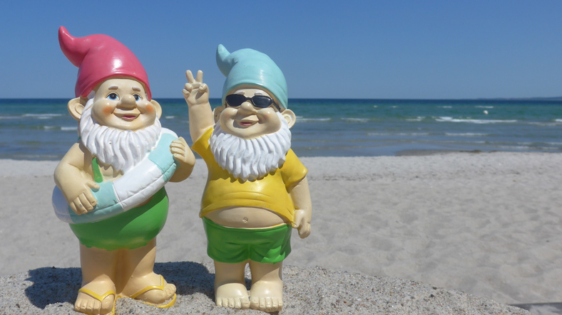 iStock-637041724-garden-gnomes-traveling-gnomes-at-beach