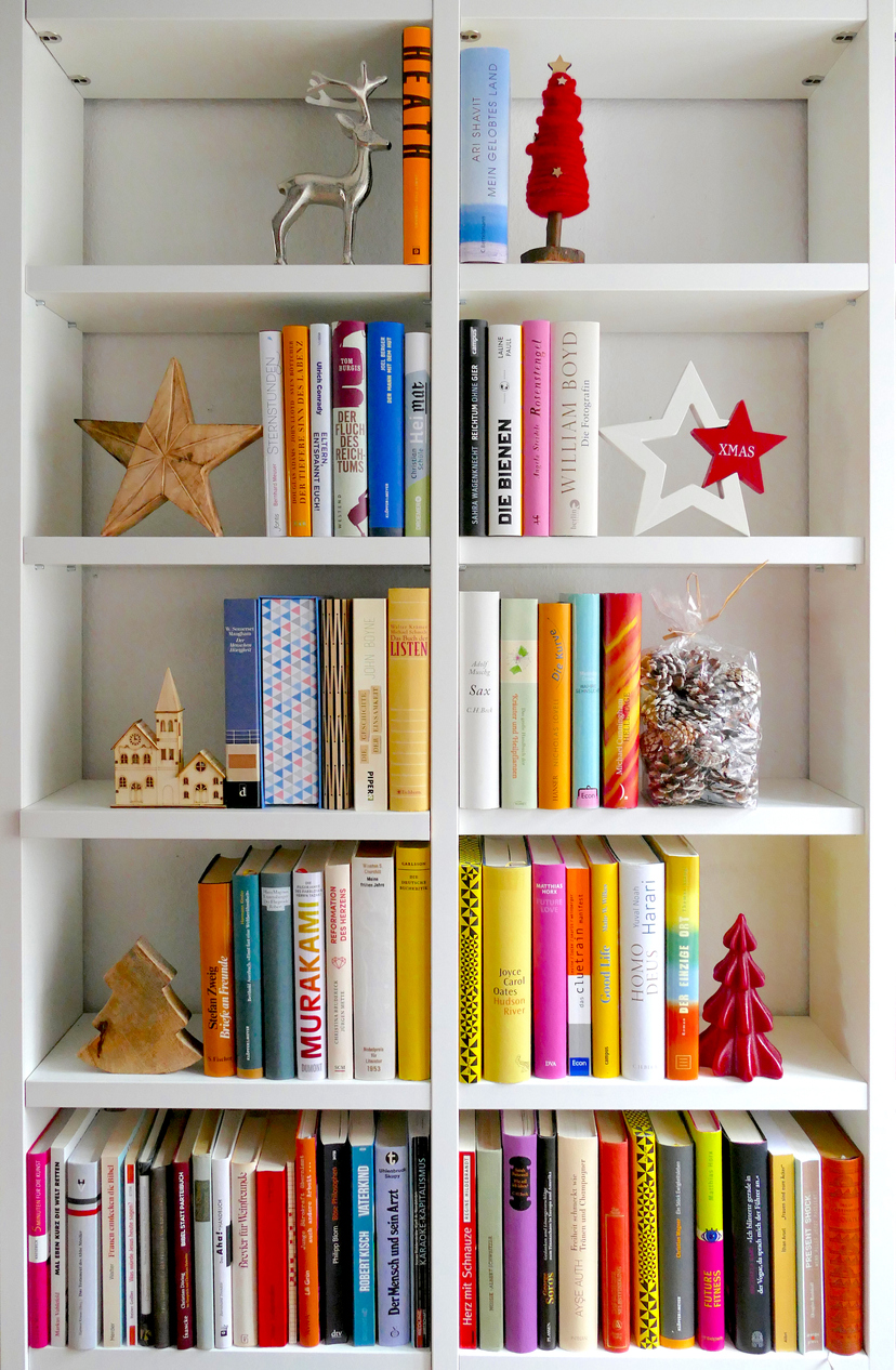 iStock-866939494 christmas tree alternatives bookshelf tree