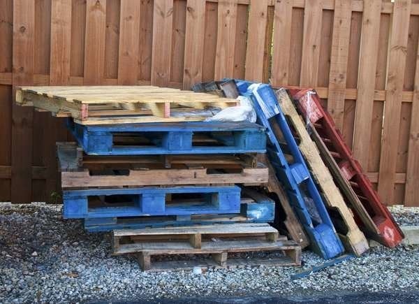The Most Affordable Ways to Fence in a Yard: Pallet Fencing