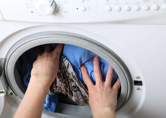 fotosearch_bad_habits_ruining-appliances-washer_overloading