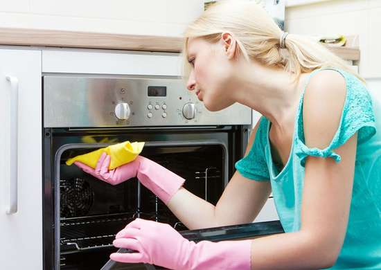 fotosearch_ruining-appliances-oven-spills_cleaning_oven