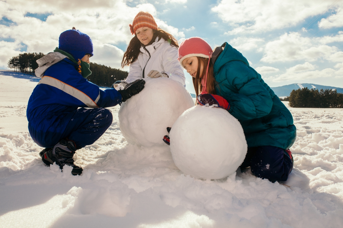 how to build a snowman - family building snowman