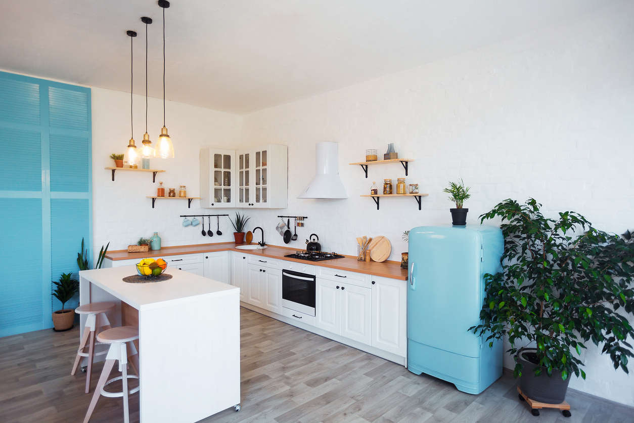 iStock-1092751194 interior design trends in 2023 white kitchen with aqua accents