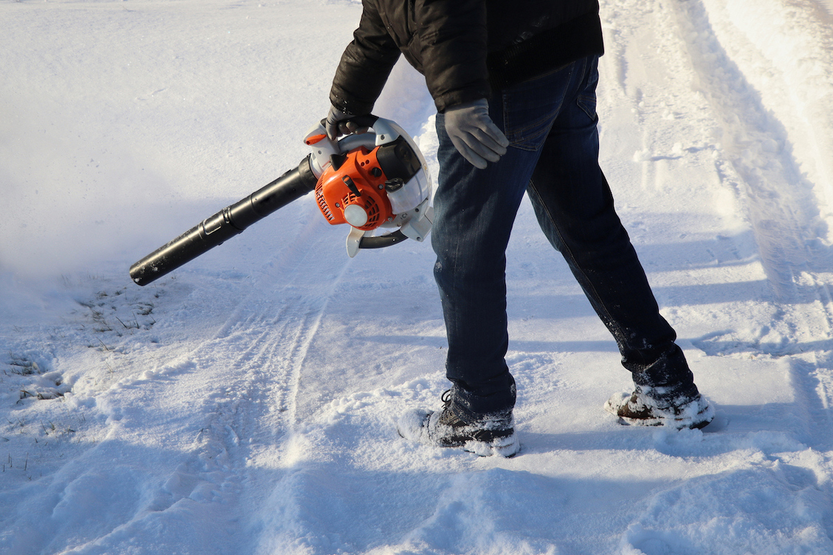 how to remove snow from driveway without shovel - using leaf blower to remove snow