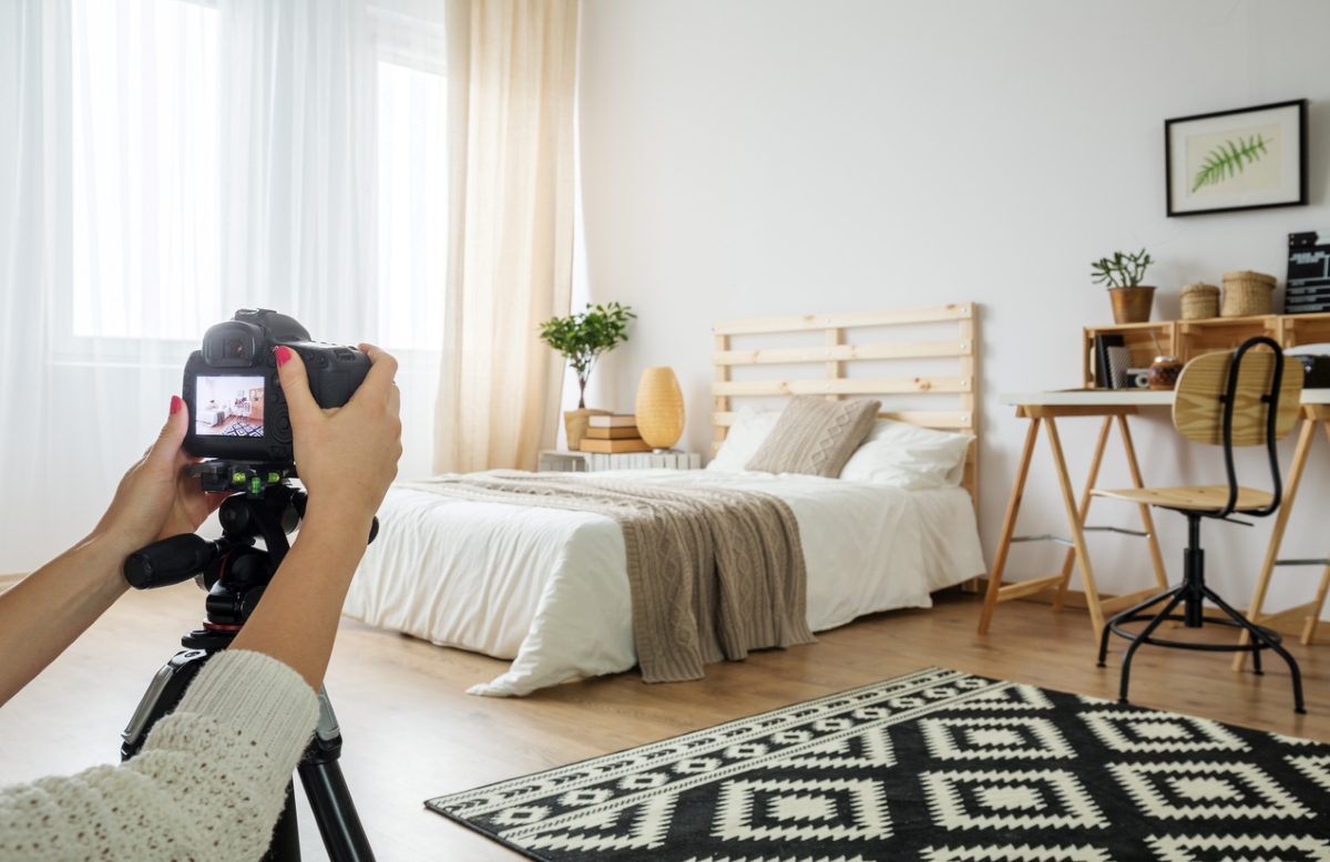 how to become an Airbnb host - taking photos for room listing