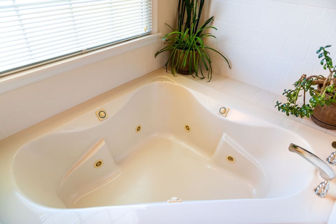 How Much Does a Jacuzzi Bath Remodel Cost?