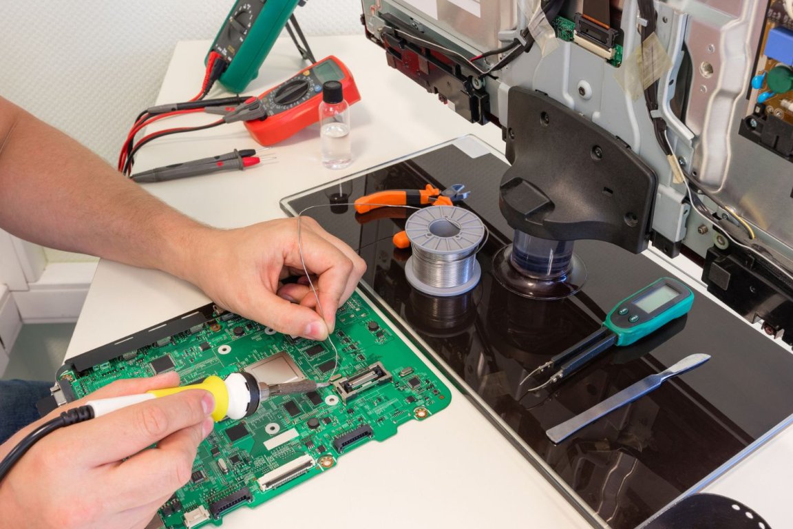 Here’s How Much TV Screen Repair Costs (Budget Guide)