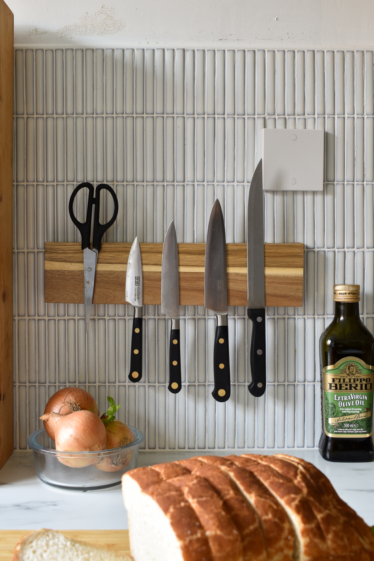 kitchen storage hacks - knives on magnetic strip