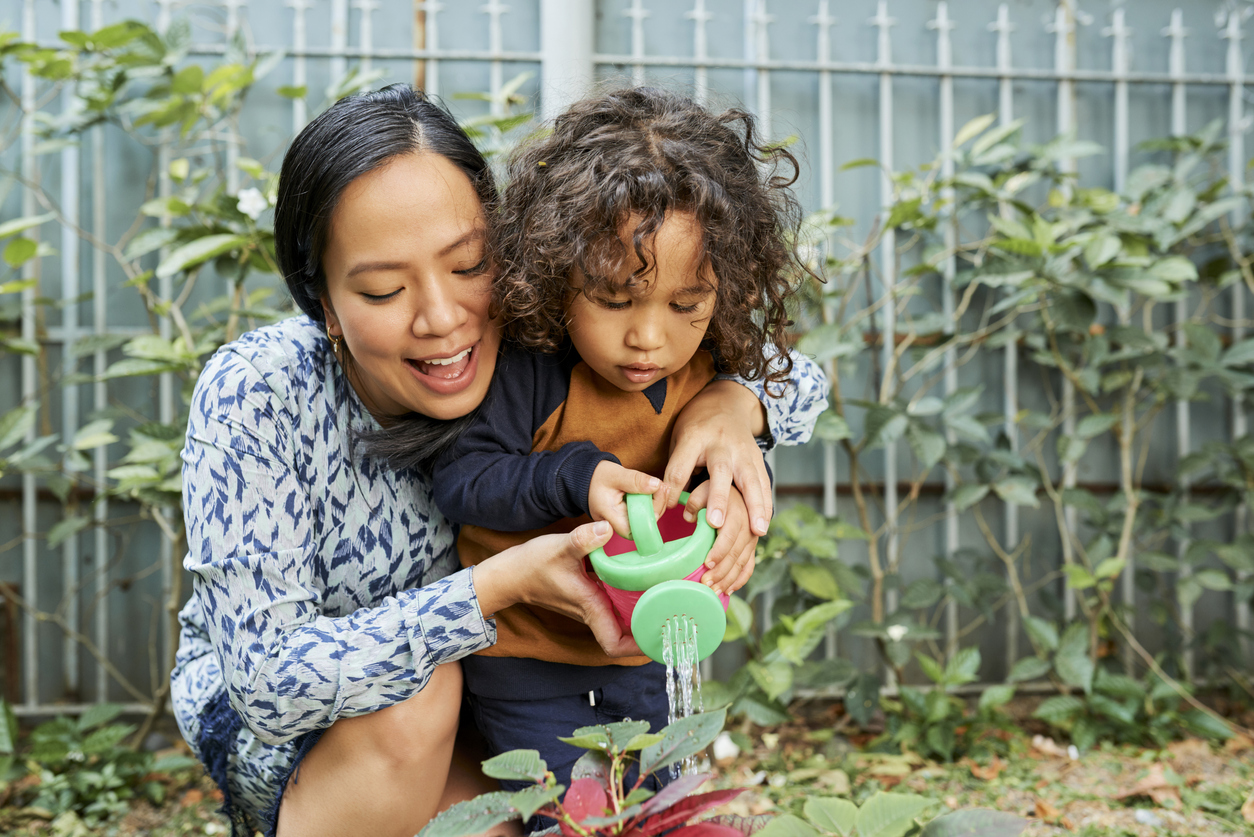 10 things every new gardener should know mother and child watering plants