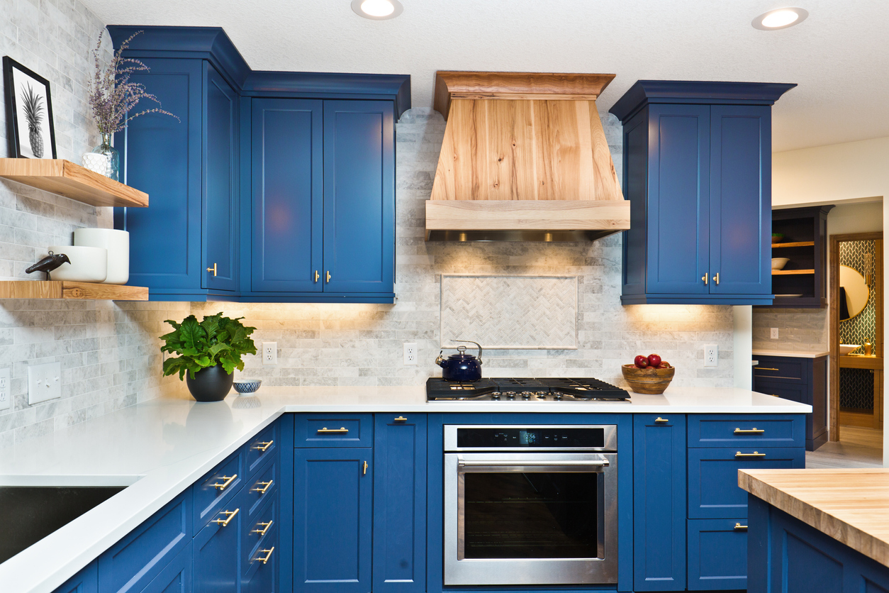 iStock-1275833236 real estate agents dont want kitchen with blue cabinets