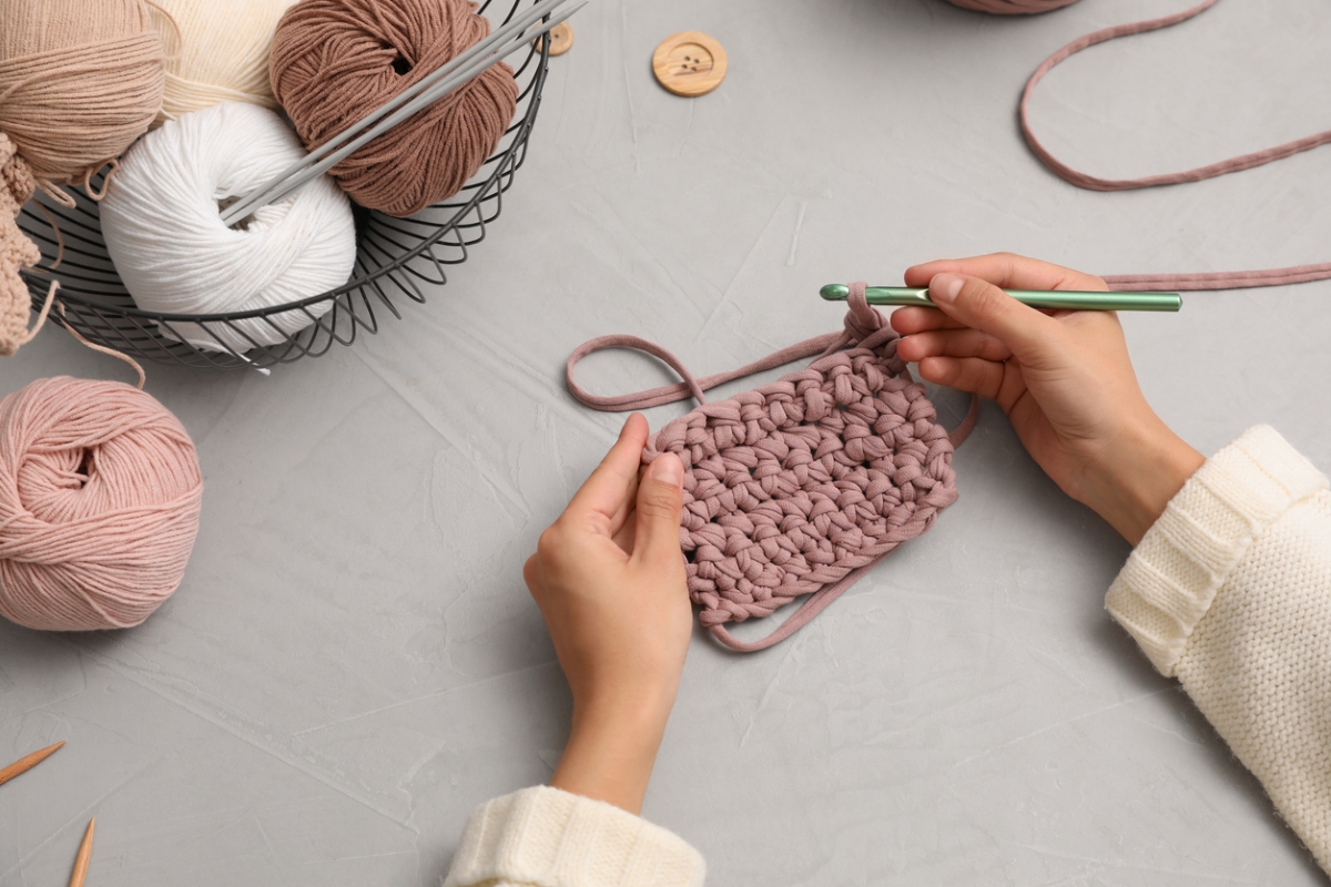 crochet patterns for beginners - hands crocheting