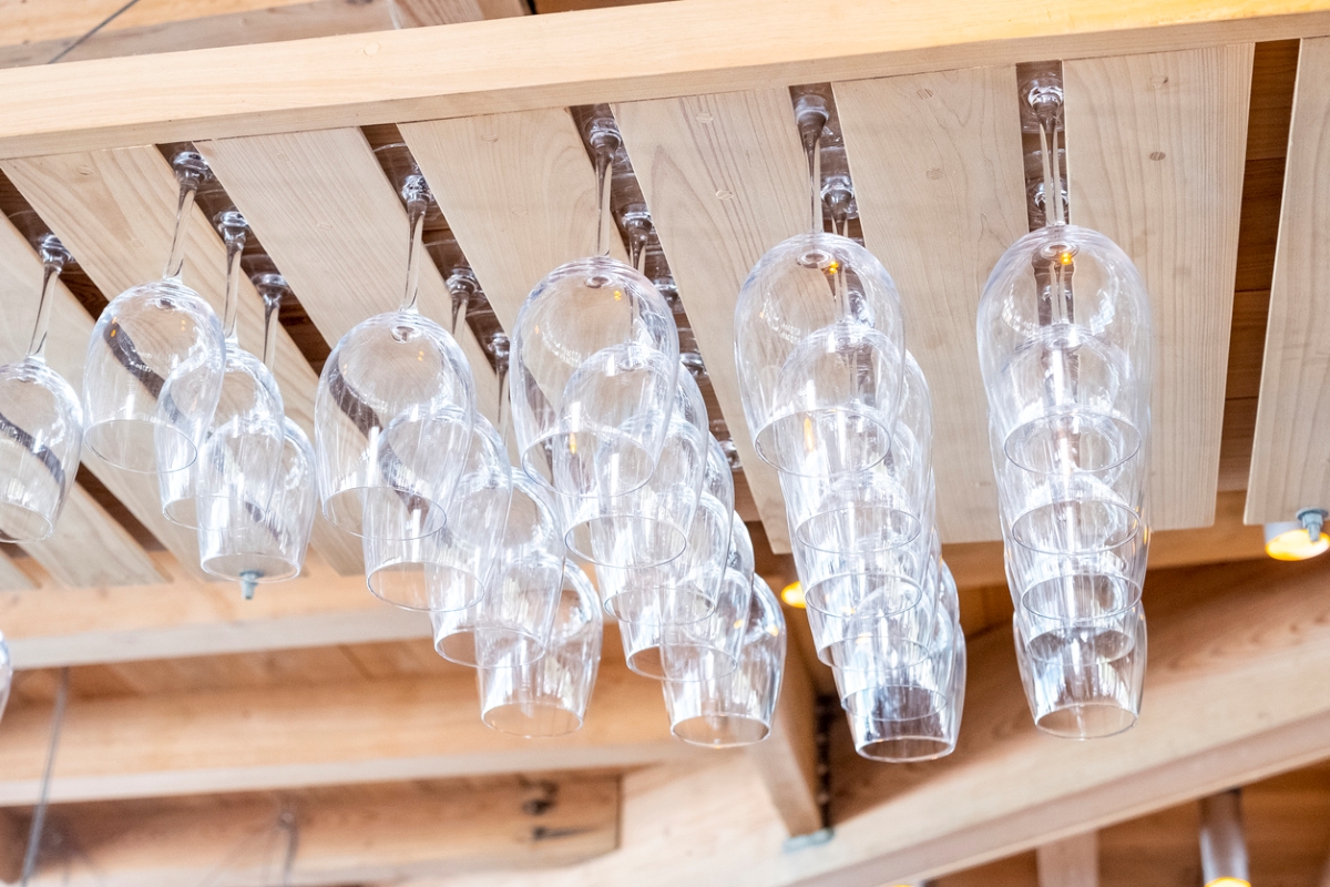 kitchen storage hacks - hanging wine glasses