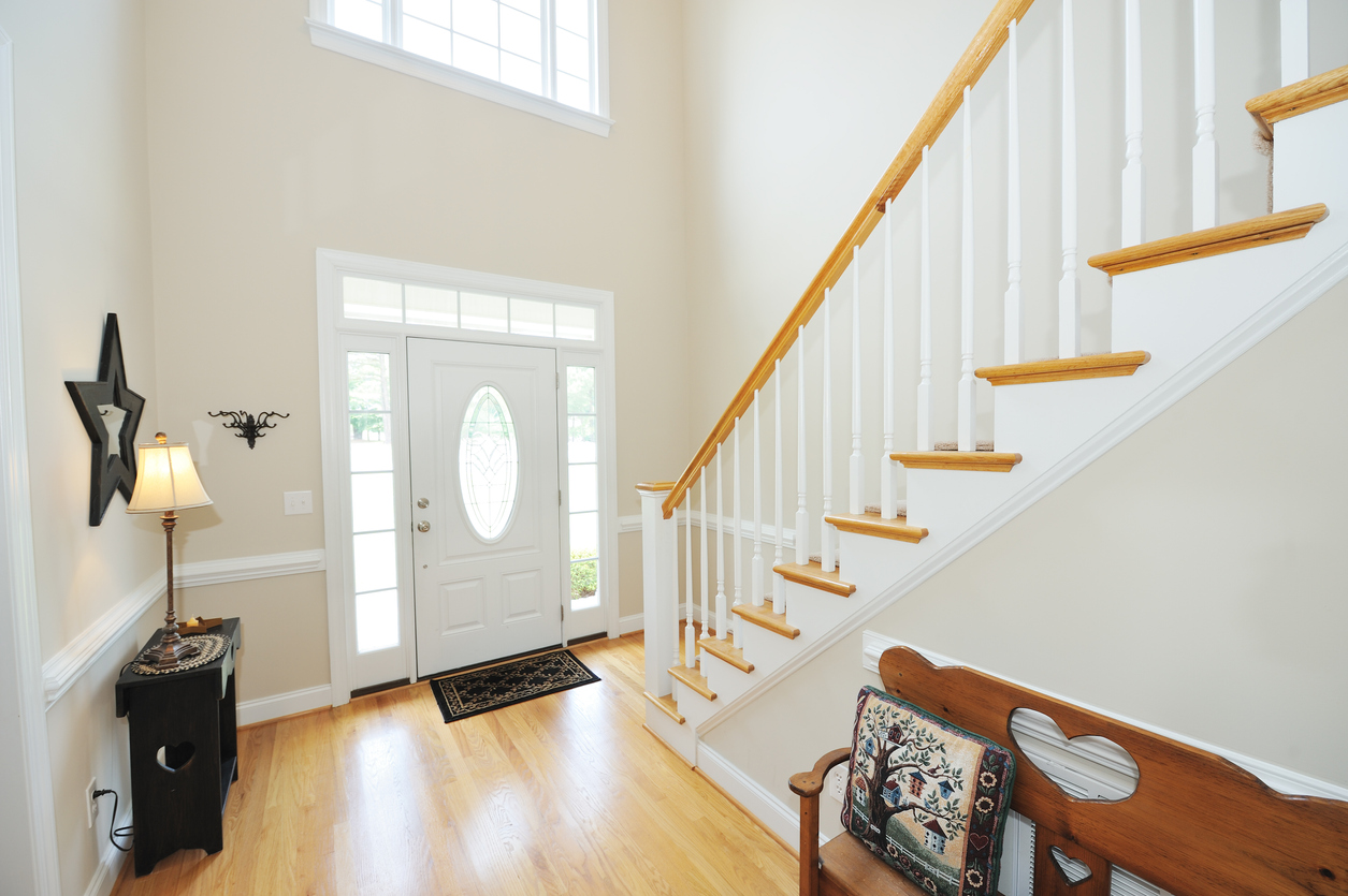 iStock-184151789 real estate agents dont want foyer and stairs