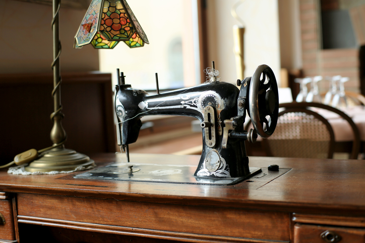 iStock-481377096 decorate with crafts vintage sewing machine on desk in living room
