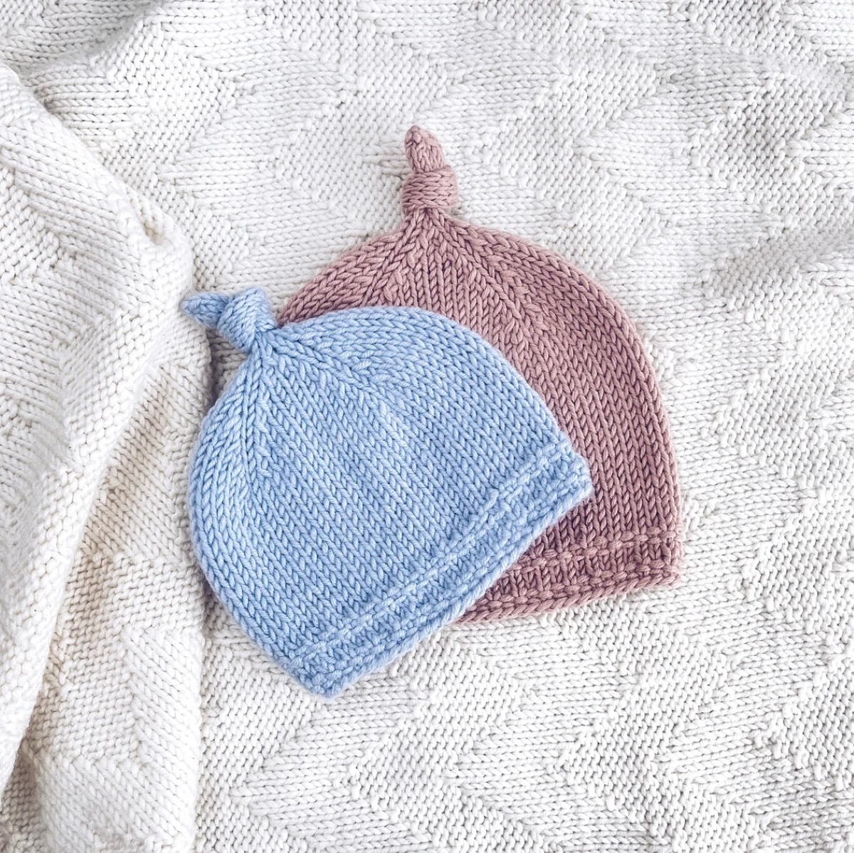 knitting patterns for beginners- pink and blue knitted baby beanies
