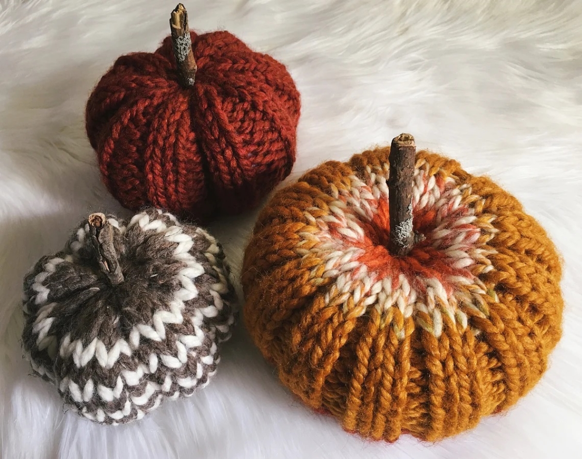 knitting patterns for beginners - three knitted pumpkins