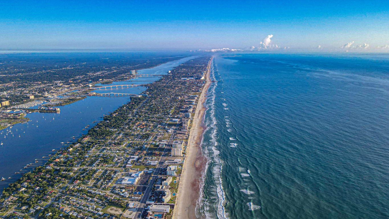 iStock-1407887042 5 towns that are uninsurableShore Line Beach Ocean Horizon Shots Florida Drone 2022