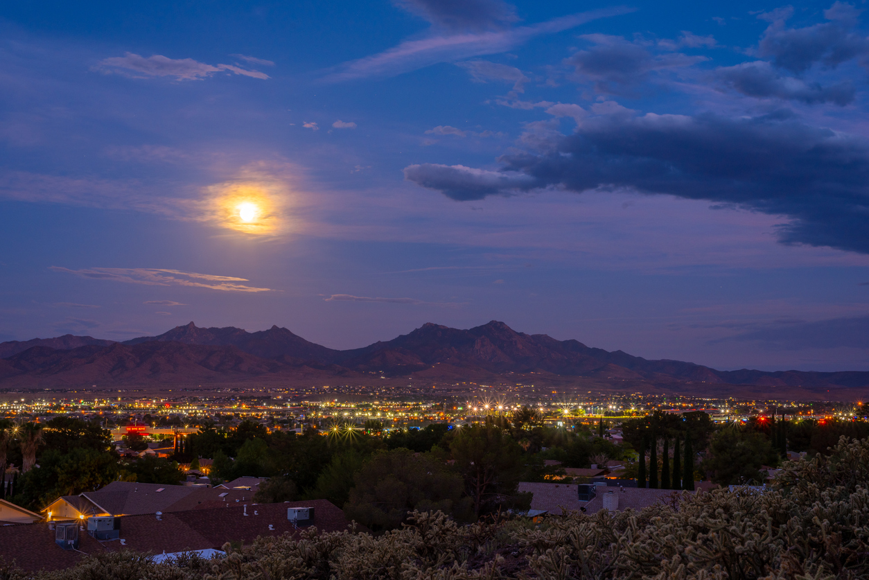 iStock-1408364573 cheapest places to buy land mohave county arizon moonrise over kingman AZ