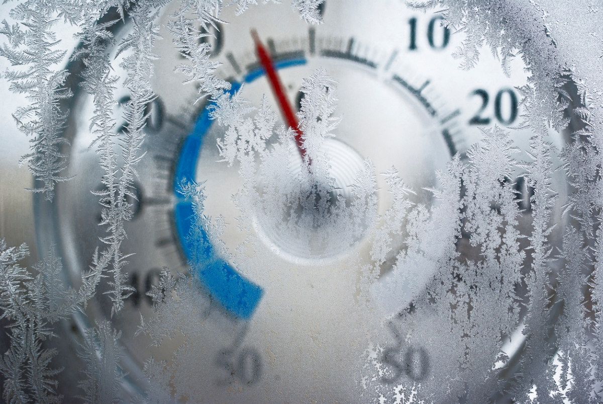 farmers almanac winter forecast - thermometer behind frozen window