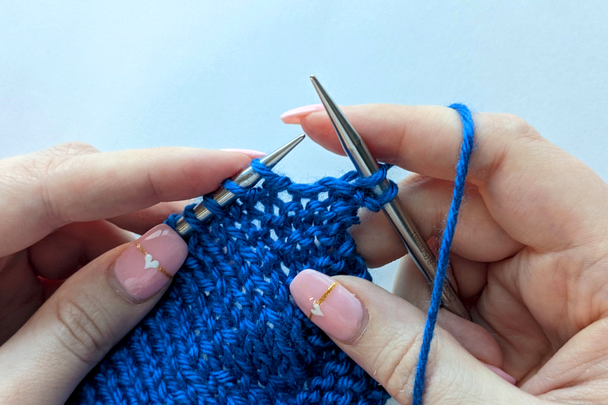 How to cast off when knitting, demonstrated close up