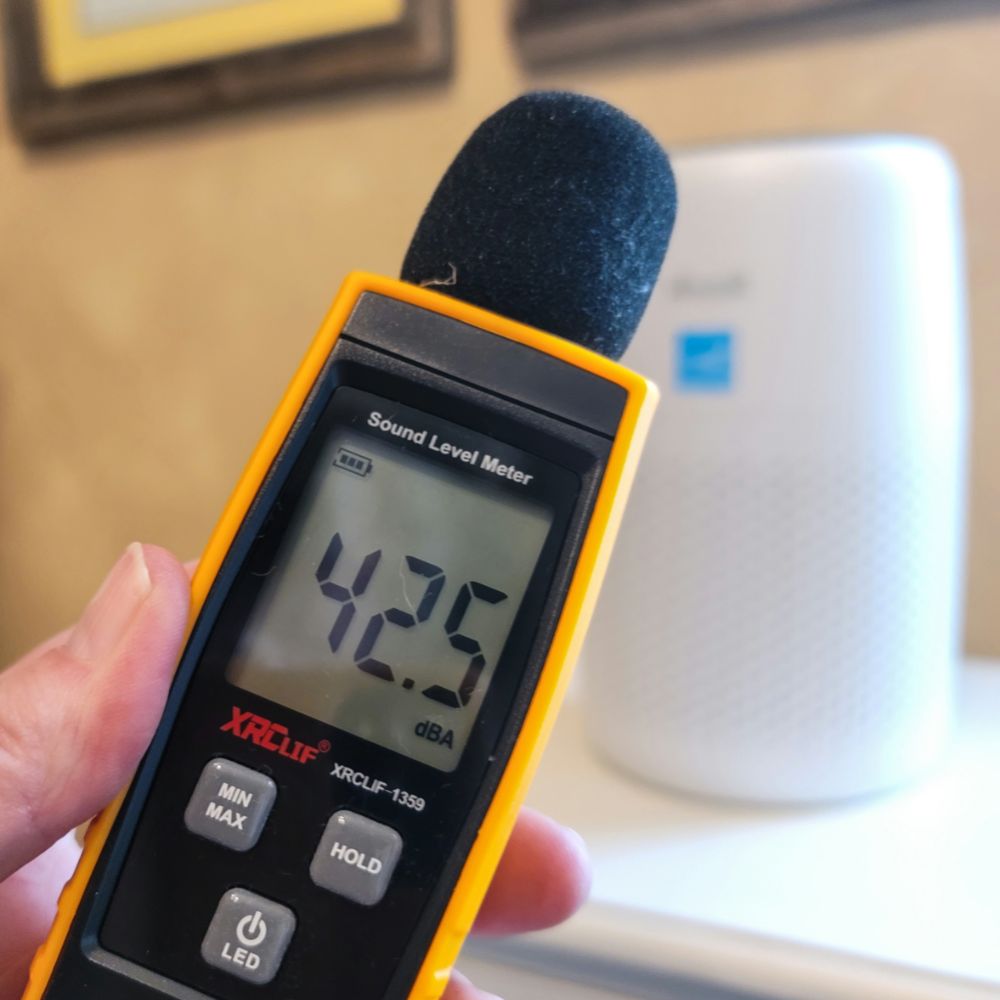 A decibel meter next to the Levoit air purifier that shows 42.5 decibels